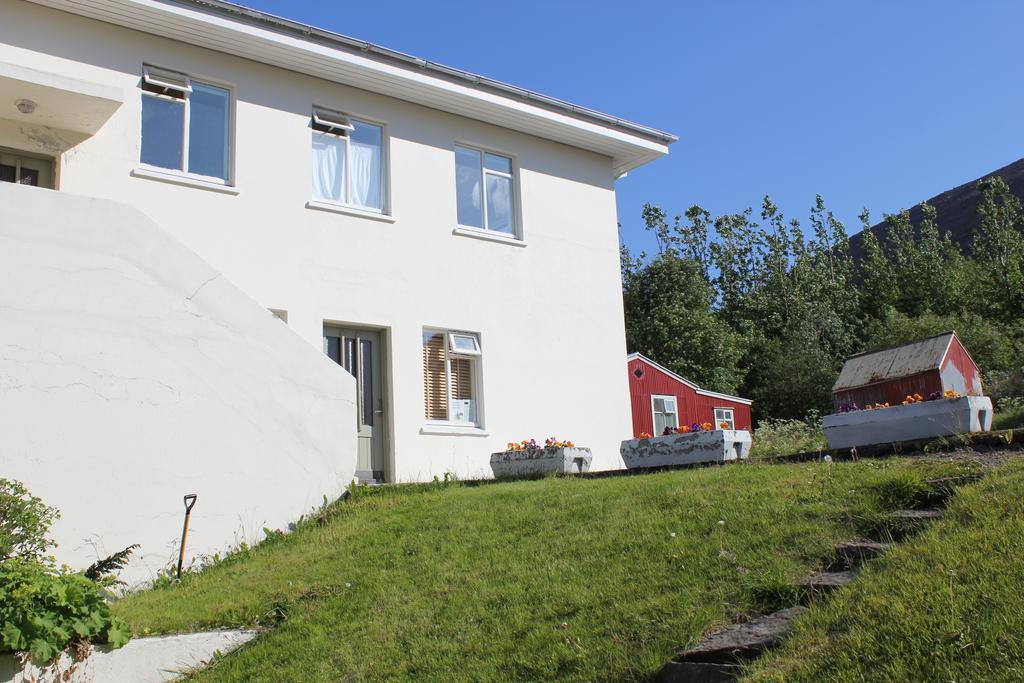 The Guesthouse By The Fjord Thingeyri Екстериор снимка